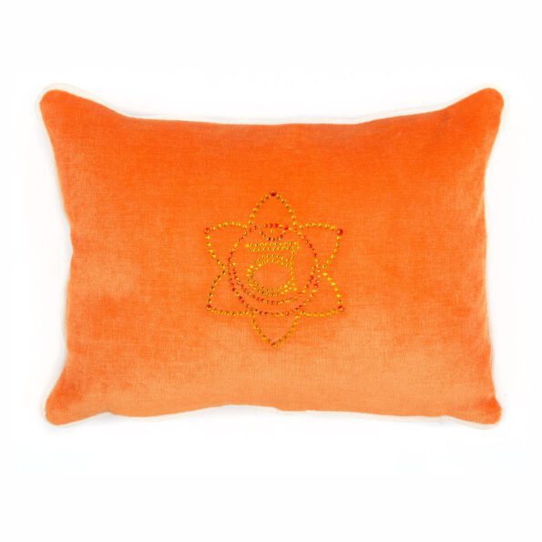 chakra kissen in orange mit chakra symbol aus strass fuer das sakralchakra